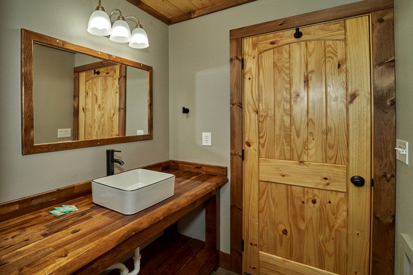 Luxury Cabin with Hot Tub, Movie Theater, Game Room, and Stunning Golf Course Views in Gatlinburg, Tennessee