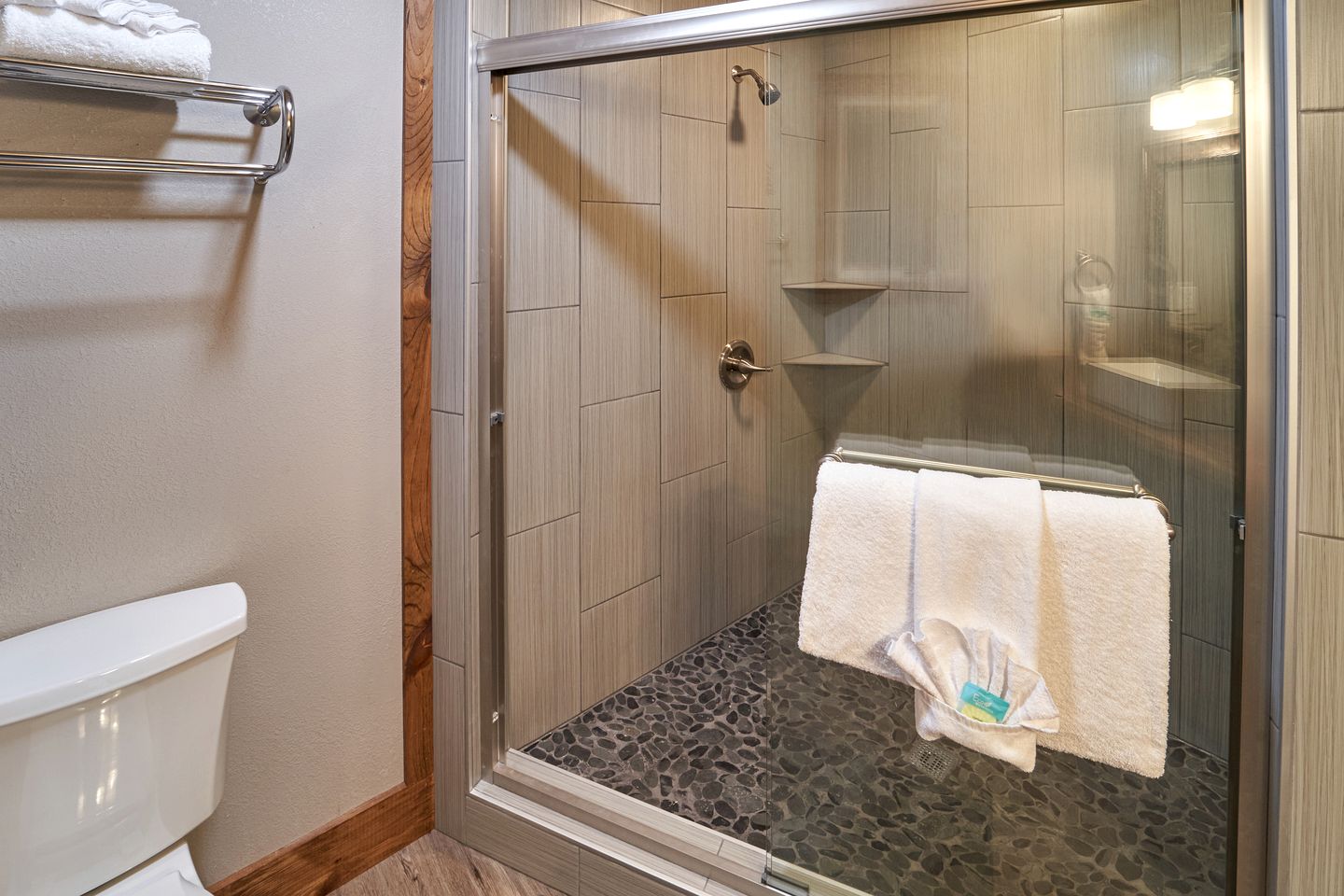 Luxury Cabin with Hot Tub, Movie Theater, Game Room, and Stunning Golf Course Views in Gatlinburg, Tennessee
