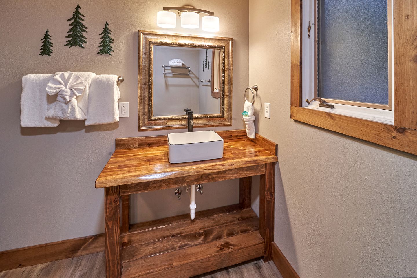 Luxury Cabin with Hot Tub, Movie Theater, Game Room, and Stunning Golf Course Views in Gatlinburg, Tennessee