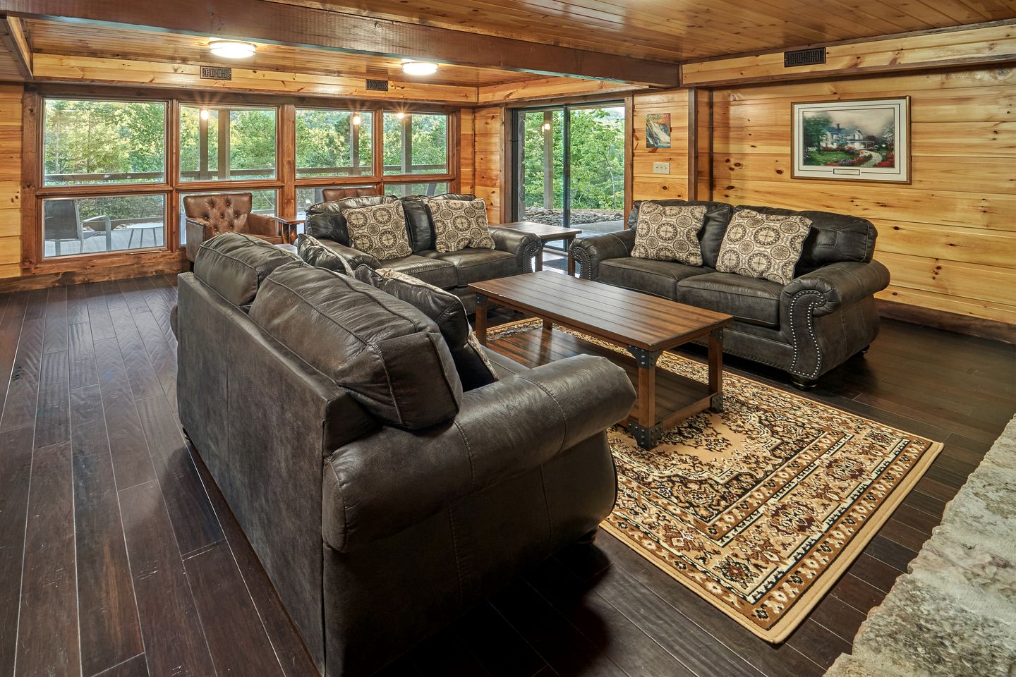 Luxury Cabin with Hot Tub, Movie Theater, Game Room, and Stunning Golf Course Views in Gatlinburg, Tennessee