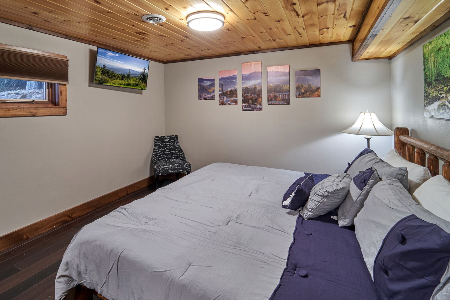 Luxury Cabin with Hot Tub, Movie Theater, Game Room, and Stunning Golf Course Views in Gatlinburg, Tennessee