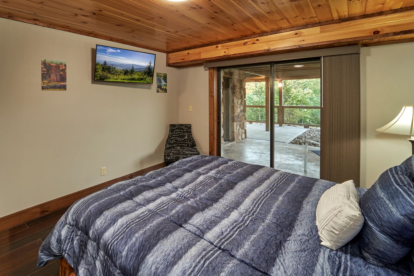 Luxury Cabin with Hot Tub, Movie Theater, Game Room, and Stunning Golf Course Views in Gatlinburg, Tennessee