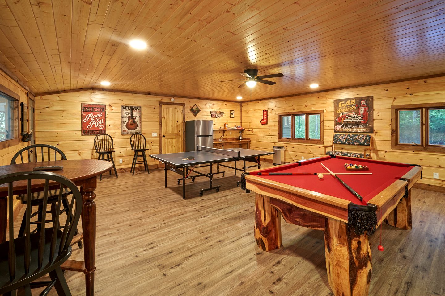 Luxury Cabin with Hot Tub, Movie Theater, Game Room, and Stunning Golf Course Views in Gatlinburg, Tennessee