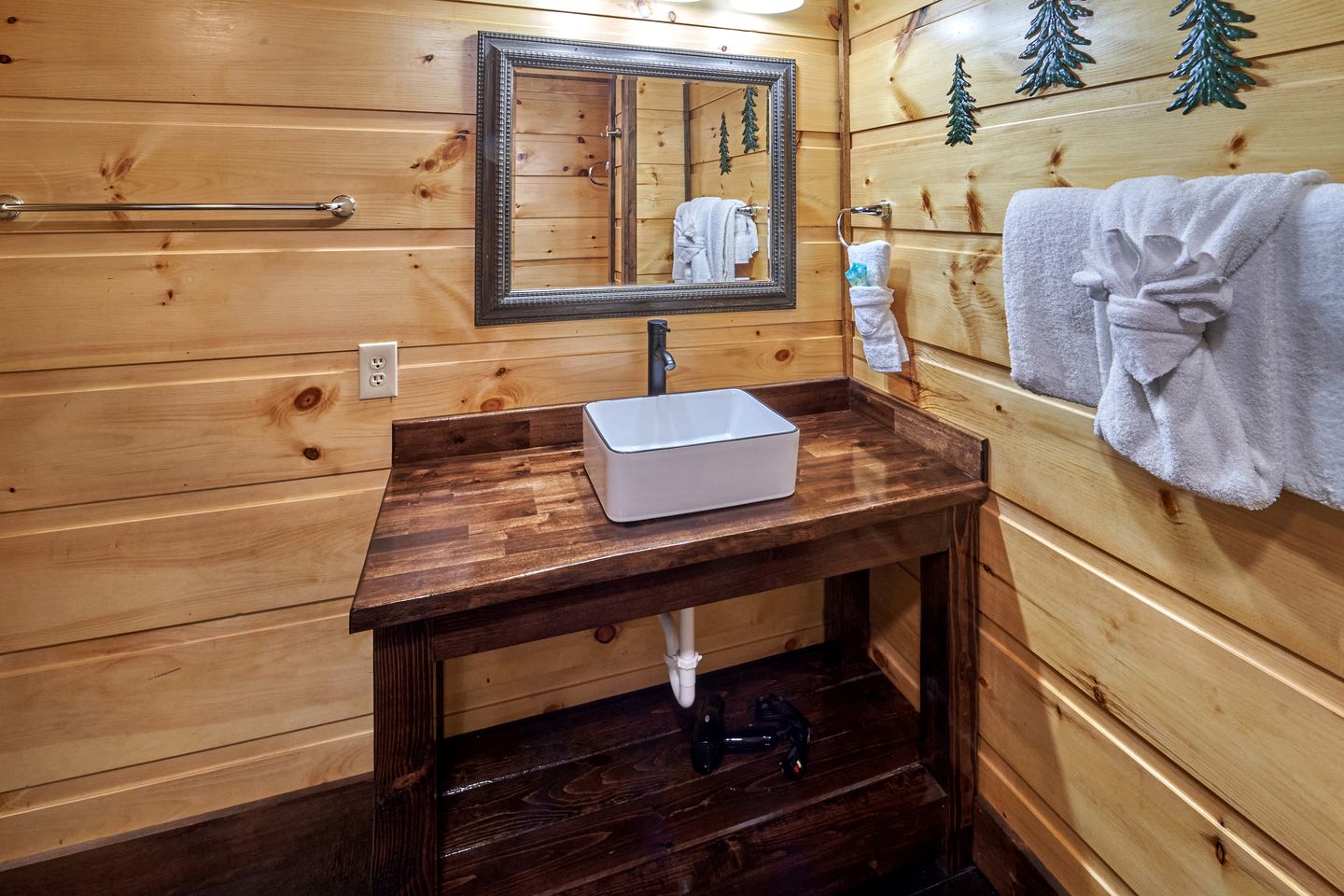 Luxury Cabin with Hot Tub, Movie Theater, Game Room, and Stunning Golf Course Views in Gatlinburg, Tennessee