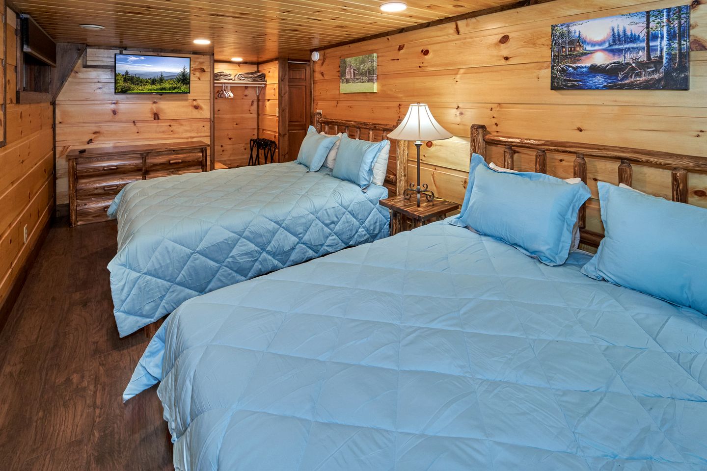 Luxury Cabin with Hot Tub, Movie Theater, Game Room, and Stunning Golf Course Views in Gatlinburg, Tennessee