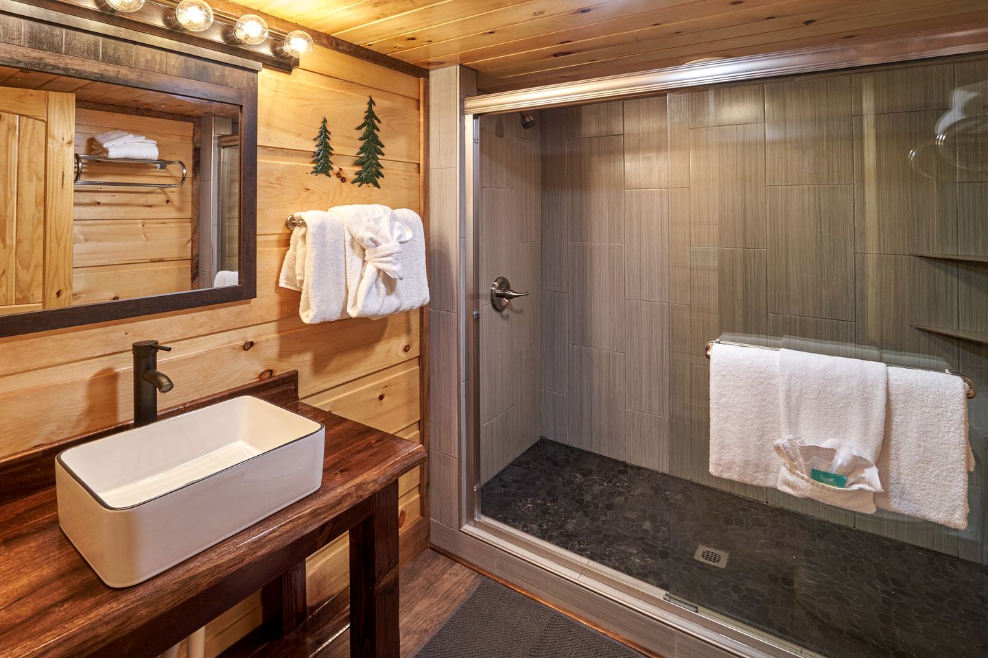 Luxury Cabin with Hot Tub, Movie Theater, Game Room, and Stunning Golf Course Views in Gatlinburg, Tennessee