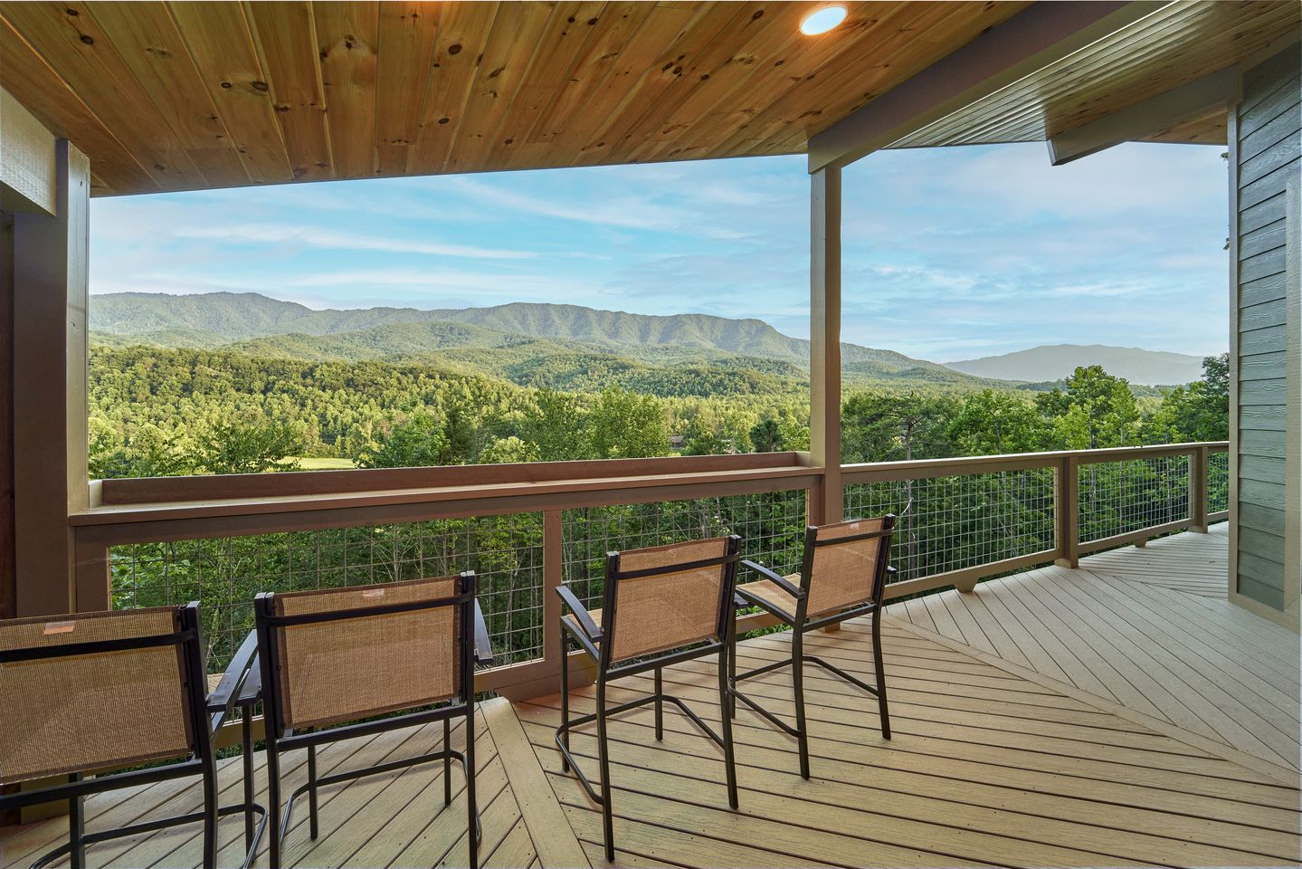 Luxury Cabin with Hot Tub, Movie Theater, Game Room, and Stunning Golf Course Views in Gatlinburg, Tennessee
