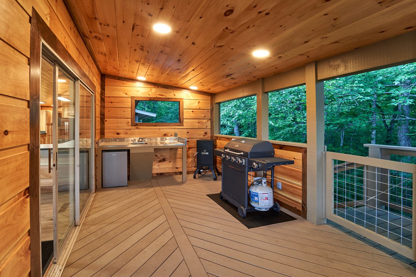 Luxury Cabin with Hot Tub, Movie Theater, Game Room, and Stunning Golf Course Views in Gatlinburg, Tennessee