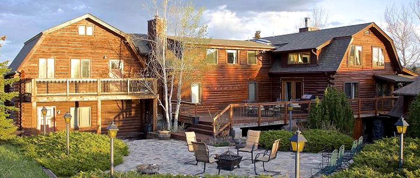 Family Vacation Rental at a Wolf Sanctuary in the Absaroka Mountains, Montana