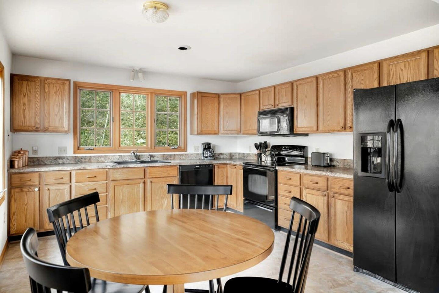 Huge Modern Cabin Perfect for Your Group with Hot Tub, Fire Pit, Covered Porch, Community Amenities and More Ready for You in Berkely Springs, WV