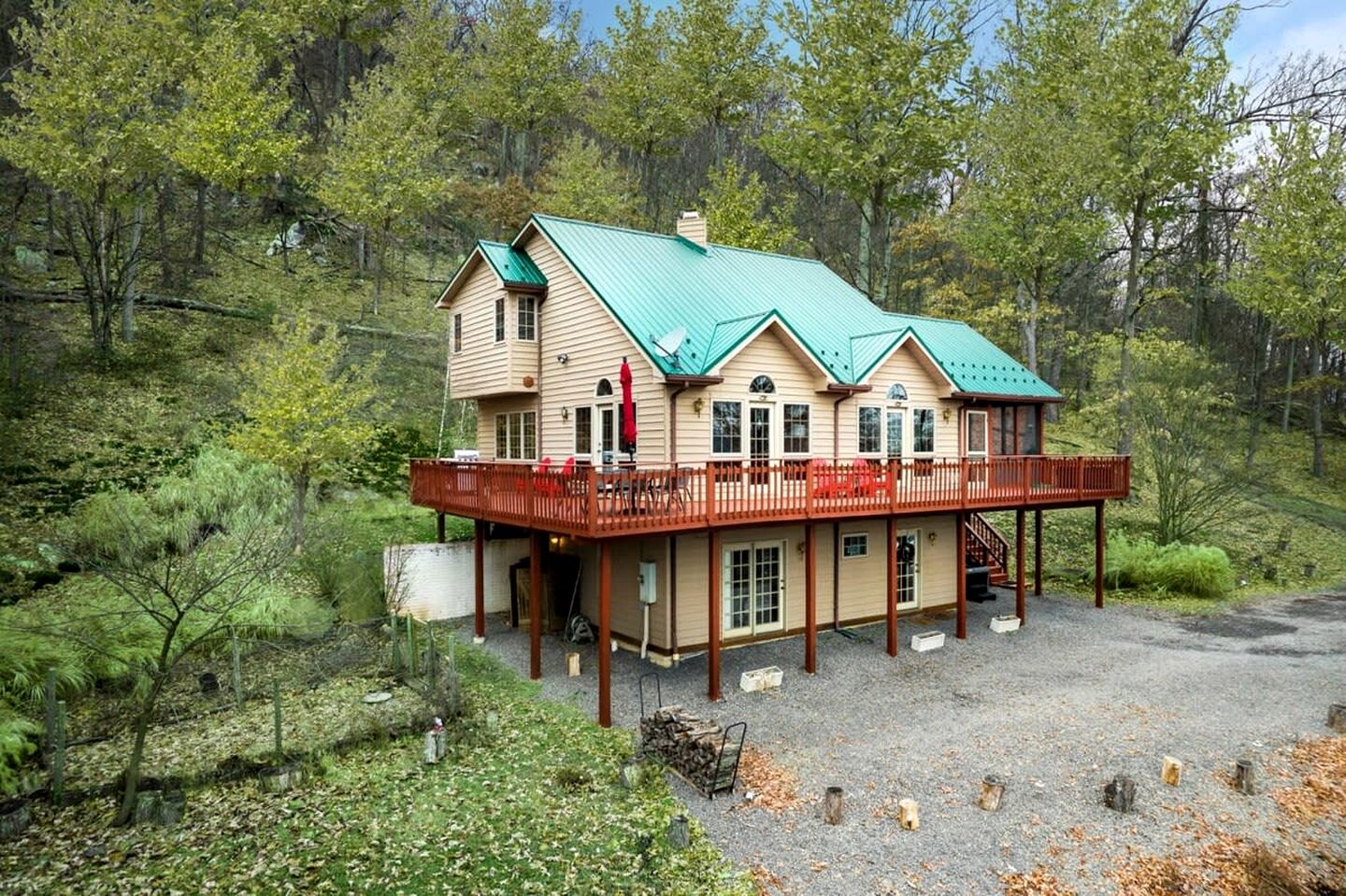 Huge Modern Cabin Perfect for Your Group with Hot Tub, Fire Pit, Covered Porch, Community Amenities and More Ready for You in Berkely Springs, WV