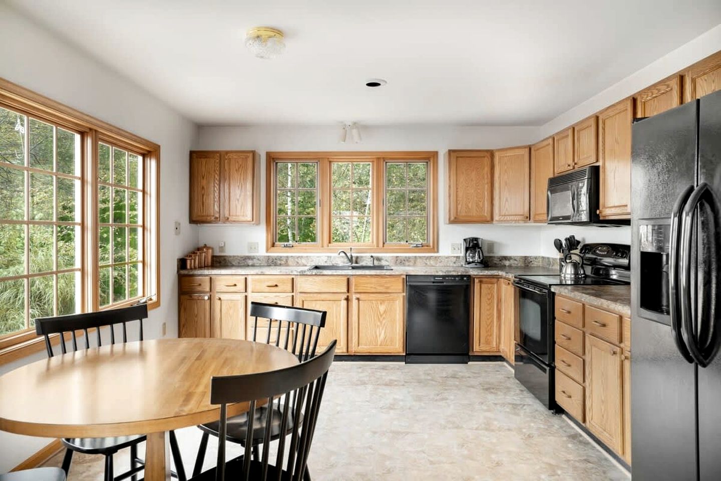 Huge Modern Cabin Perfect for Your Group with Hot Tub, Fire Pit, Covered Porch, Community Amenities and More Ready for You in Berkely Springs, WV