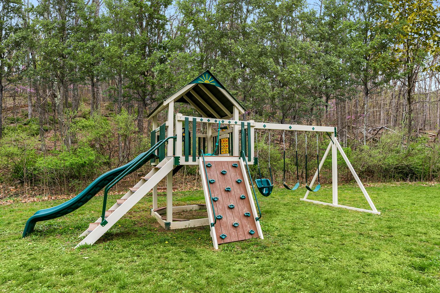 Huge Modern Cabin Perfect for Your Group with Hot Tub, Fire Pit, Covered Porch, Community Amenities and More Ready for You in Berkely Springs, WV