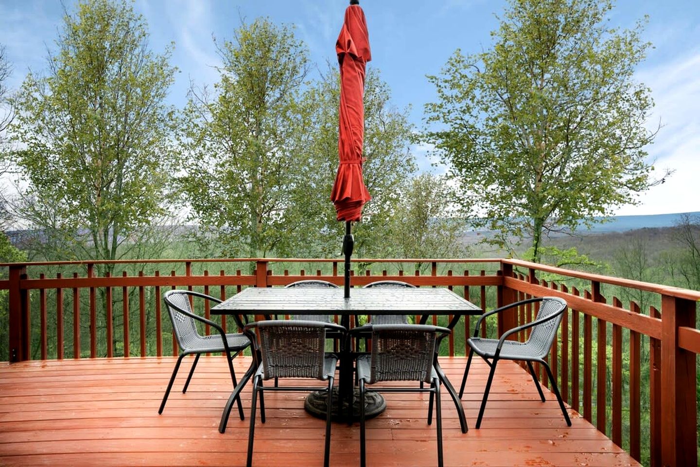 Huge Modern Cabin Perfect for Your Group with Hot Tub, Fire Pit, Covered Porch, Community Amenities and More Ready for You in Berkely Springs, WV