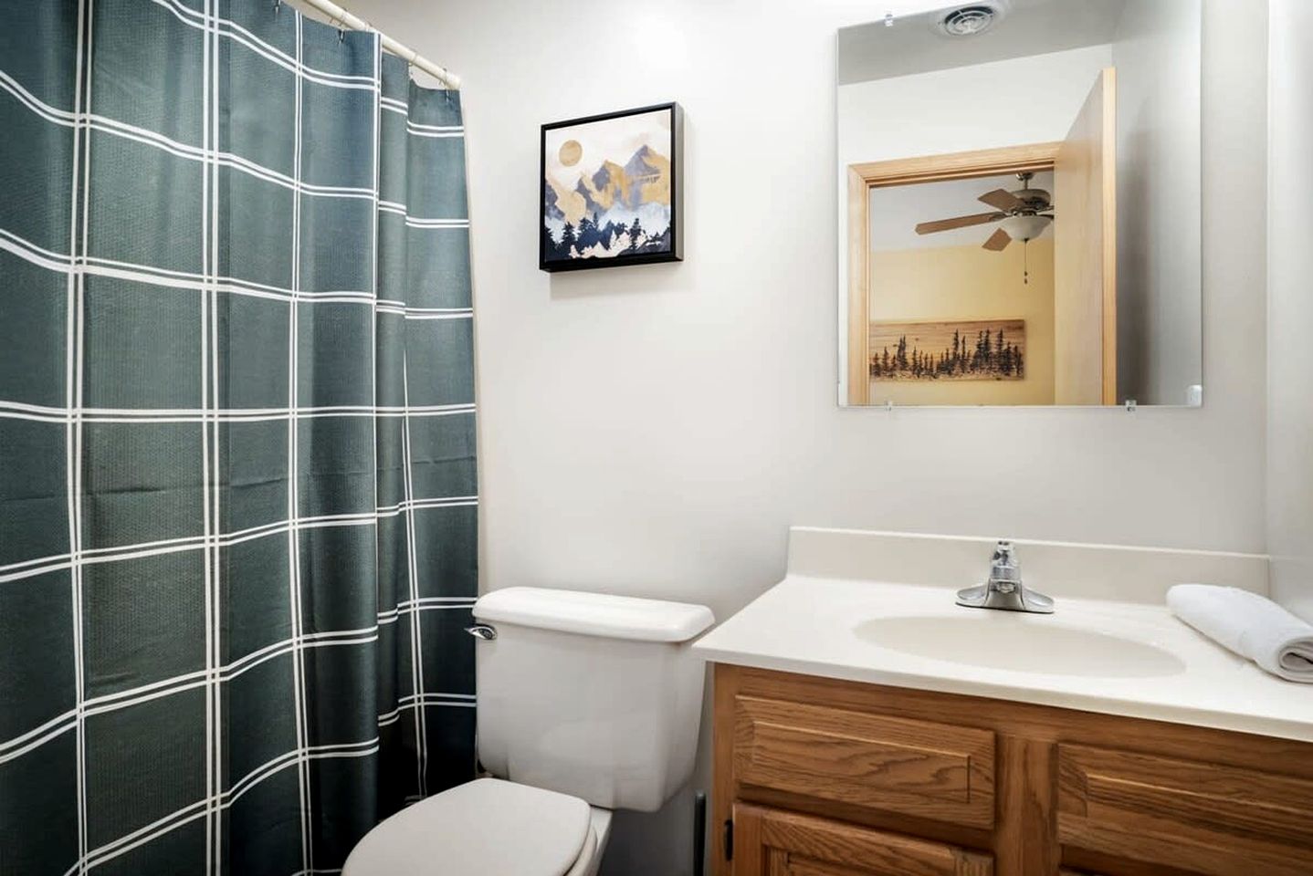 Huge Modern Cabin Perfect for Your Group with Hot Tub, Fire Pit, Covered Porch, Community Amenities and More Ready for You in Berkely Springs, WV