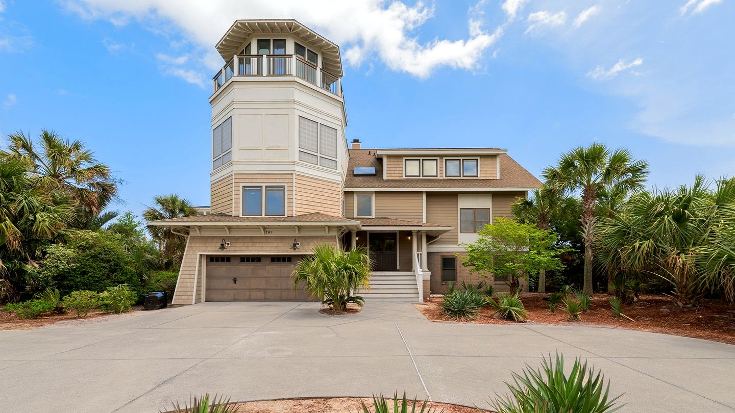 Expansive Beach House in Gated Community with Ocean Views in Georgetown, South Carolina