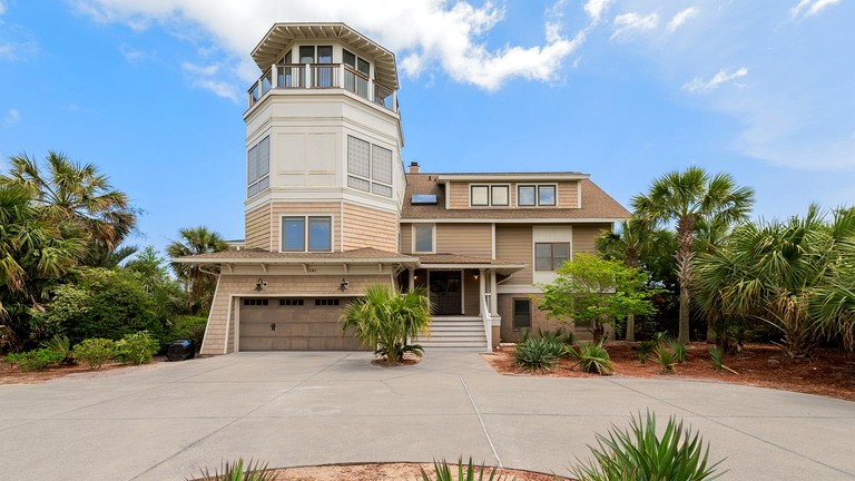 Expansive Beach House in Gated Community with Ocean Views in Georgetown, South Carolina