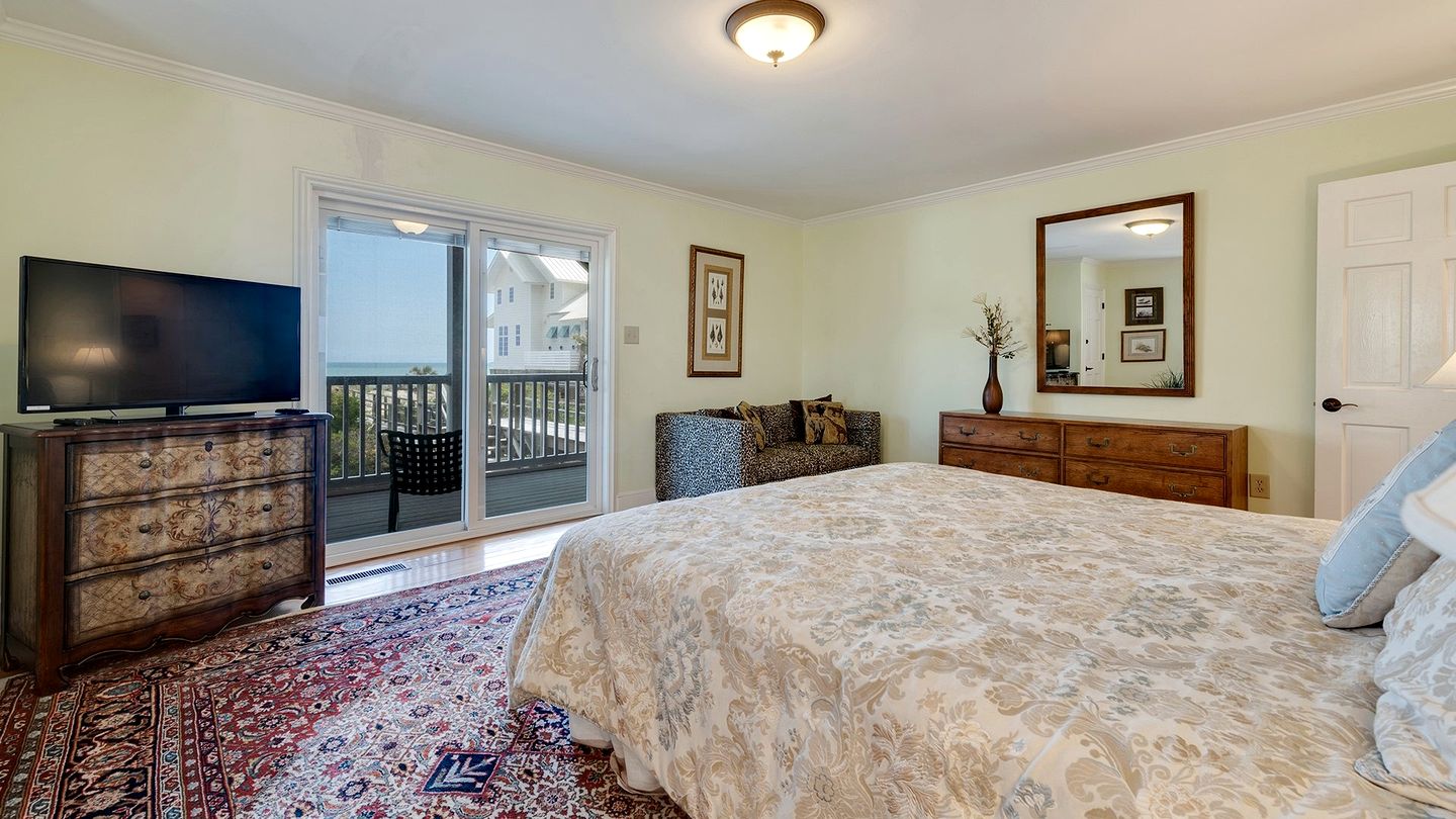 Expansive Beach House in Gated Community with Ocean Views in Georgetown, South Carolina