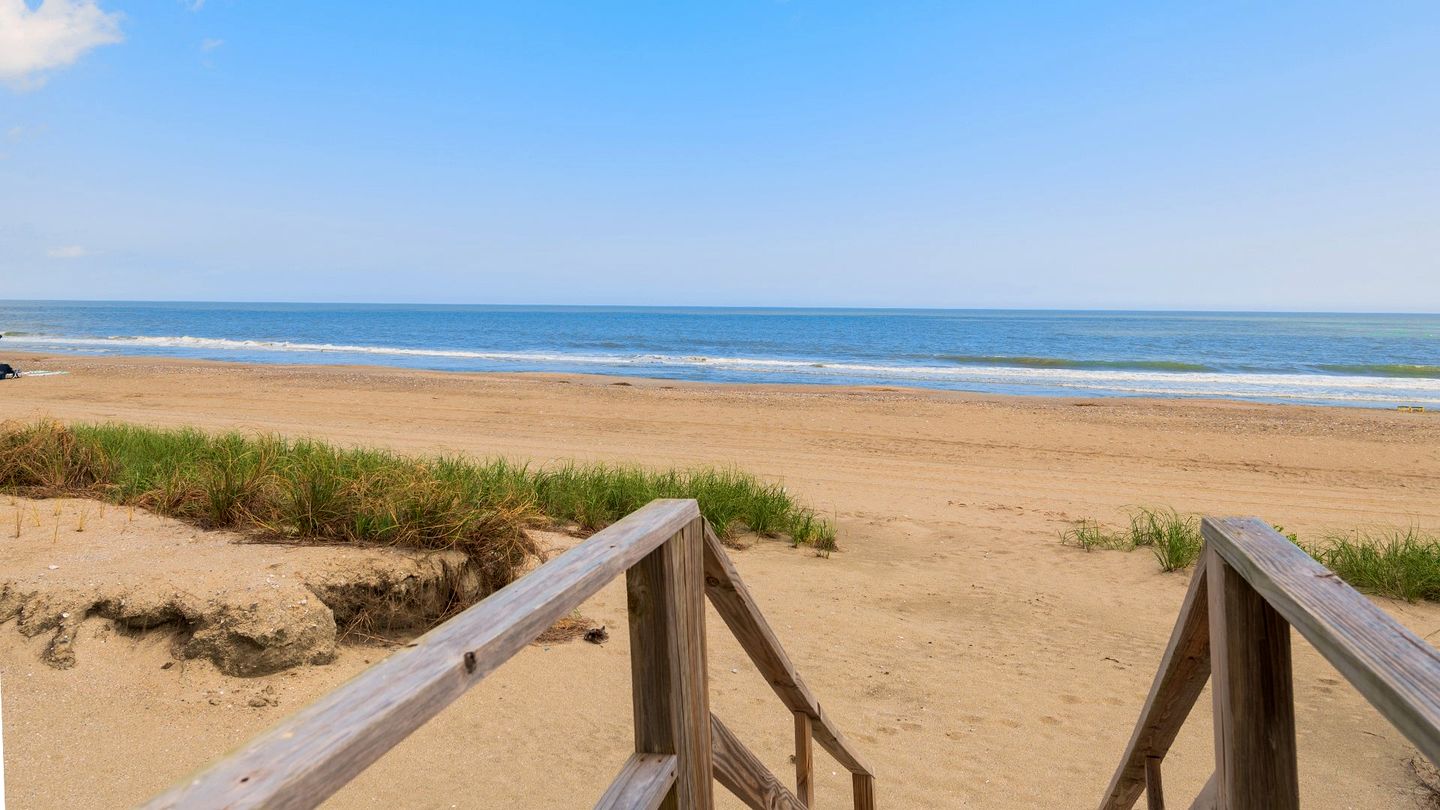 Expansive Beach House in Gated Community with Ocean Views in Georgetown, South Carolina