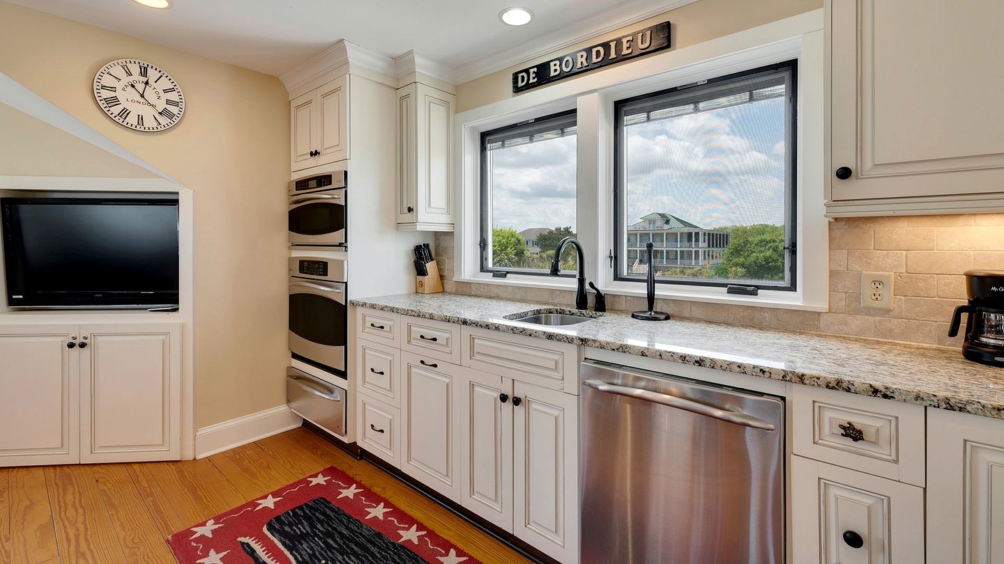 Expansive Beach House in Gated Community with Ocean Views in Georgetown, South Carolina