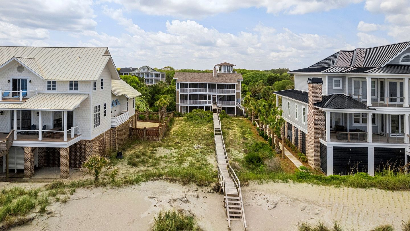 Expansive Beach House in Gated Community with Ocean Views in Georgetown, South Carolina
