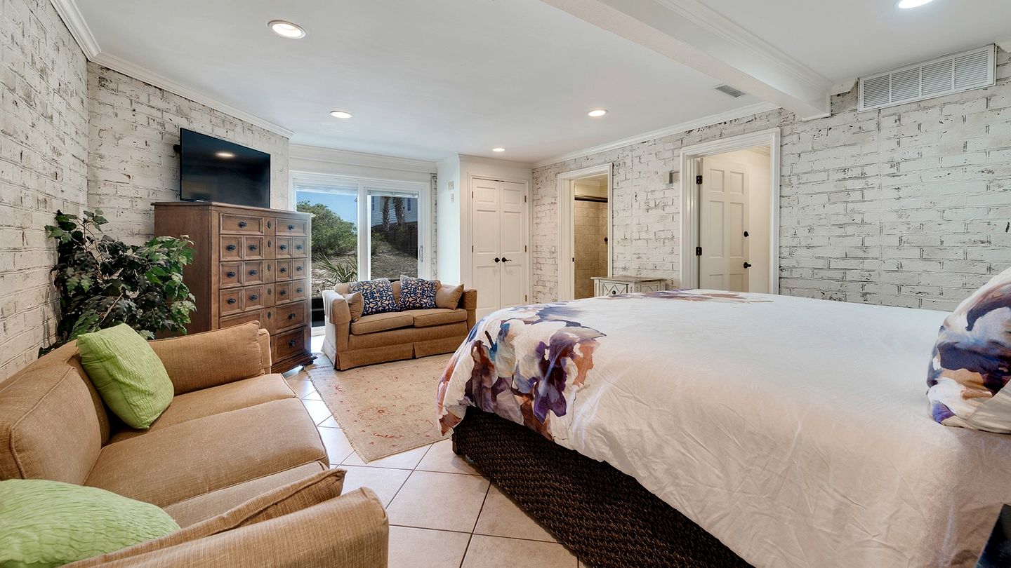 Expansive Beach House in Gated Community with Ocean Views in Georgetown, South Carolina