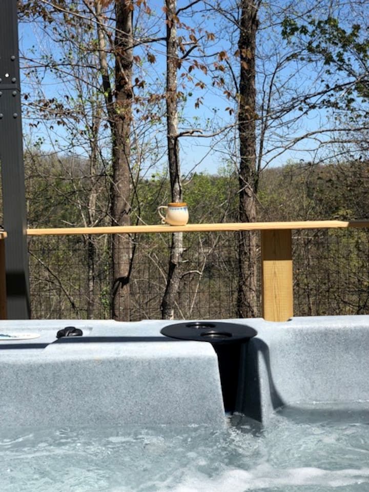 Cozy Dome Stay with Hot Tub near Natural Bridge & Red River Gorge, Kentucky