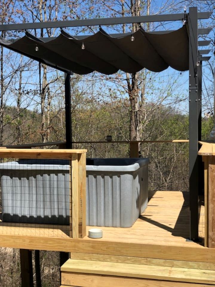 Cozy Dome Stay with Hot Tub near Natural Bridge & Red River Gorge, Kentucky
