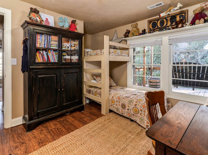 Vacation Rentals (Hendersonville, North Carolina, United States)