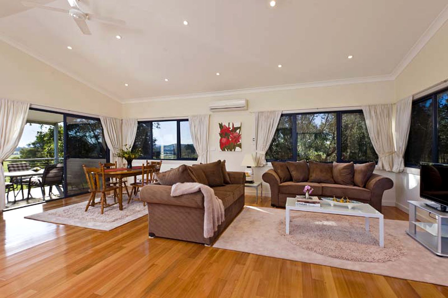 Peaceful Farmhouse Cottage Rental with a Hot Tub in Quorrobolong, New South Wales