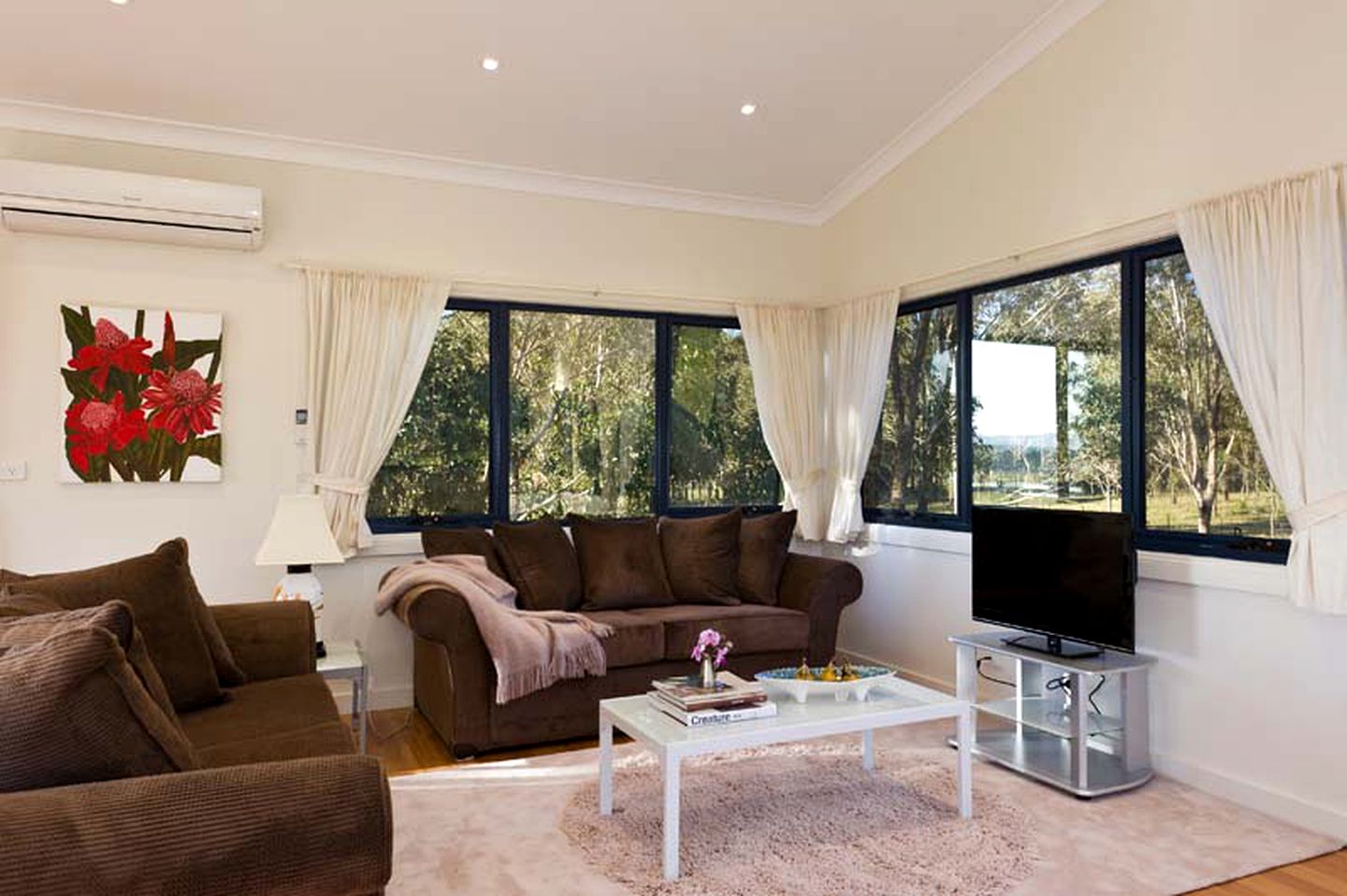 Peaceful Farmhouse Cottage Rental with a Hot Tub in Quorrobolong, New South Wales