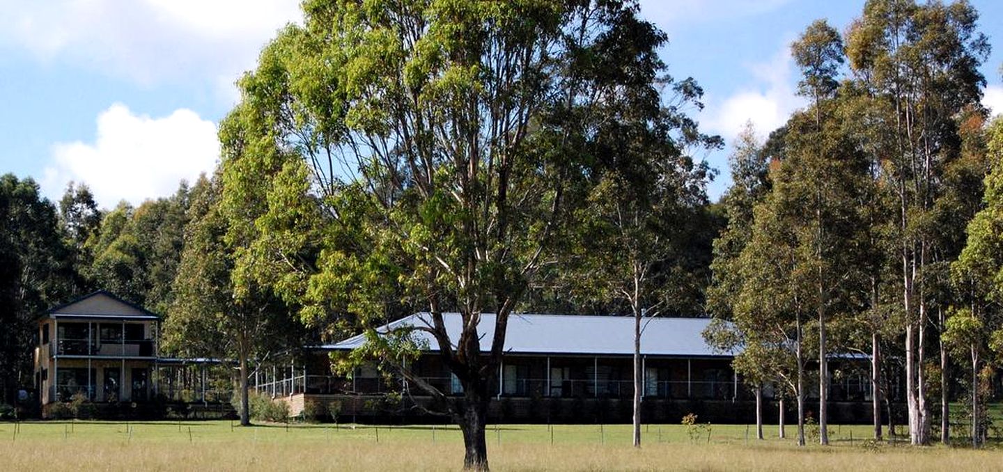 Peaceful Farmhouse Cottage Rental with a Hot Tub in Quorrobolong, New South Wales
