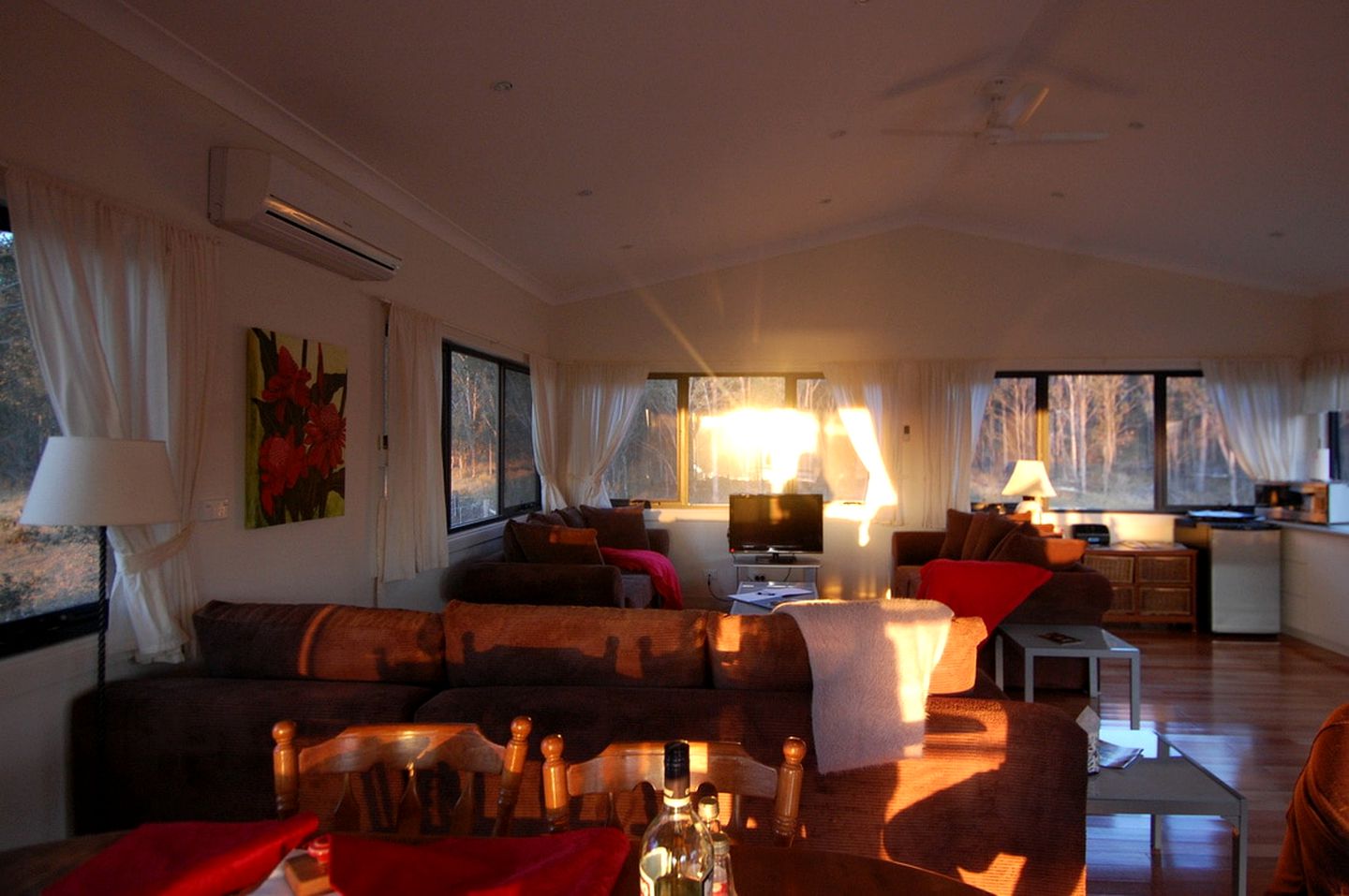 Peaceful Farmhouse Cottage Rental with a Hot Tub in Quorrobolong, New South Wales