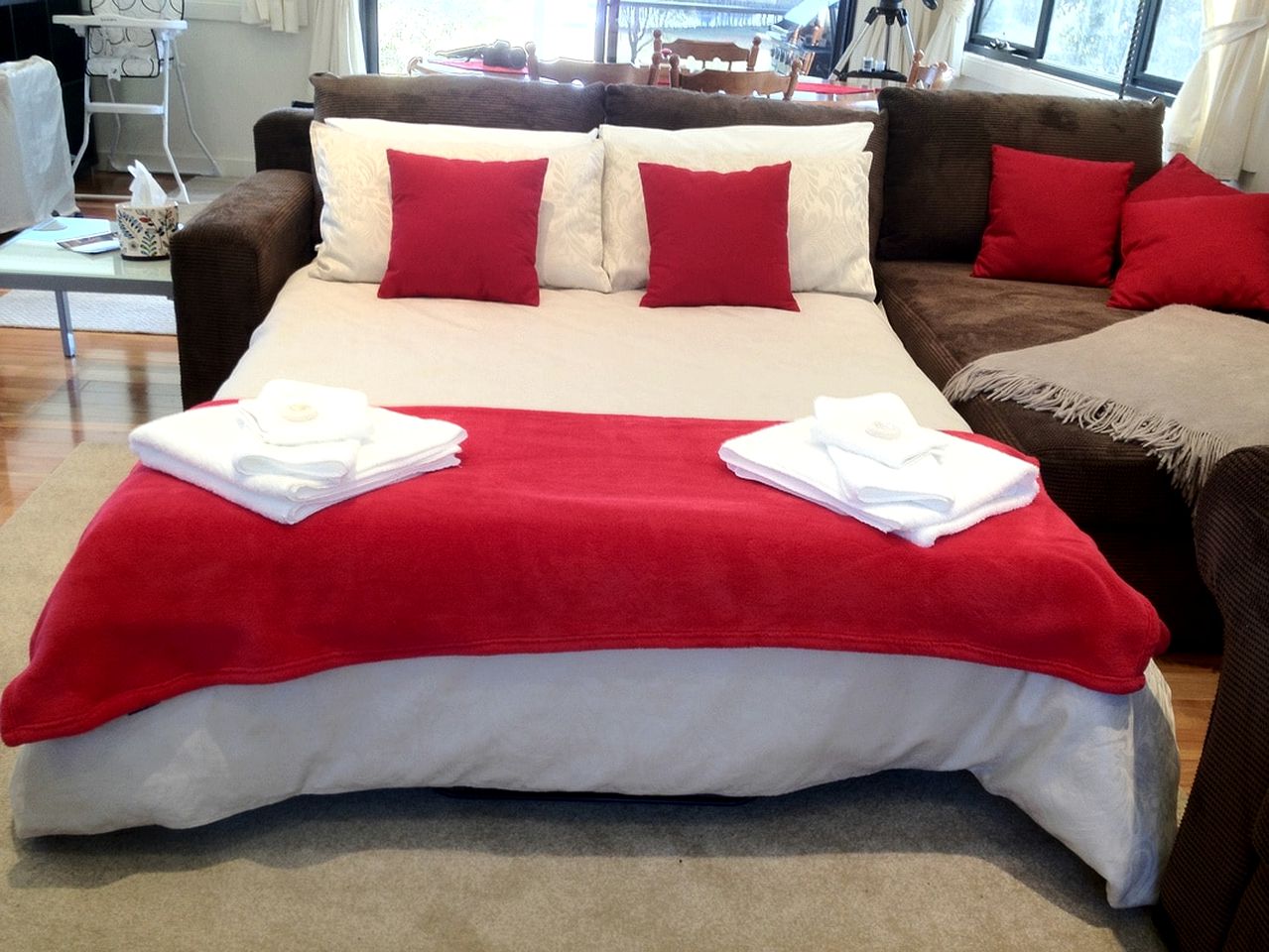 Peaceful Farmhouse Cottage Rental with a Hot Tub in Quorrobolong, New South Wales