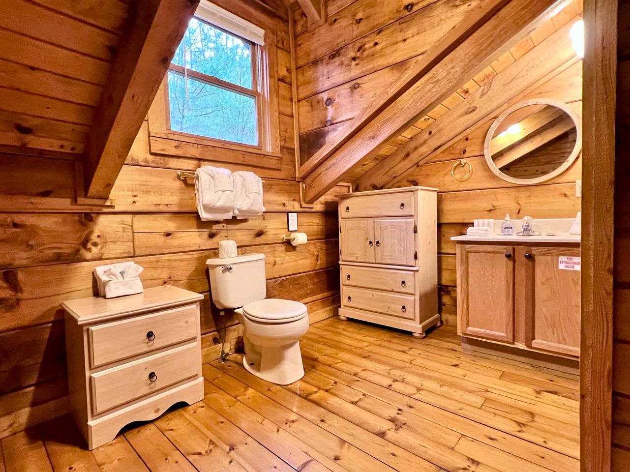 Secluded and Luxurious Log Cabin with Private Hot Tub in the Great Smoky Mountains, Perfect for a Family Getaway to Gatlinburg