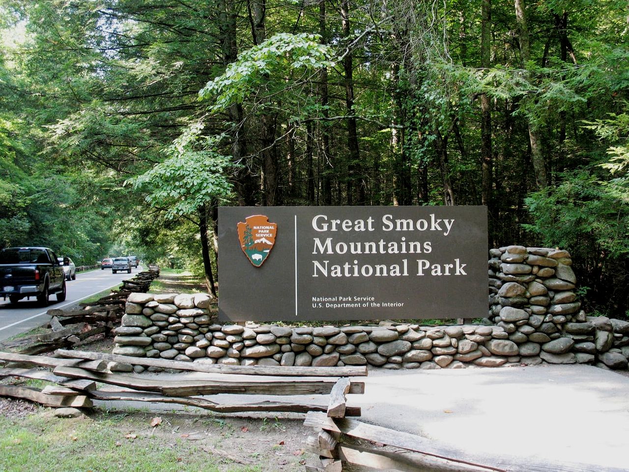 Secluded and Luxurious Log Cabin with Private Hot Tub in the Great Smoky Mountains, Perfect for a Family Getaway to Gatlinburg