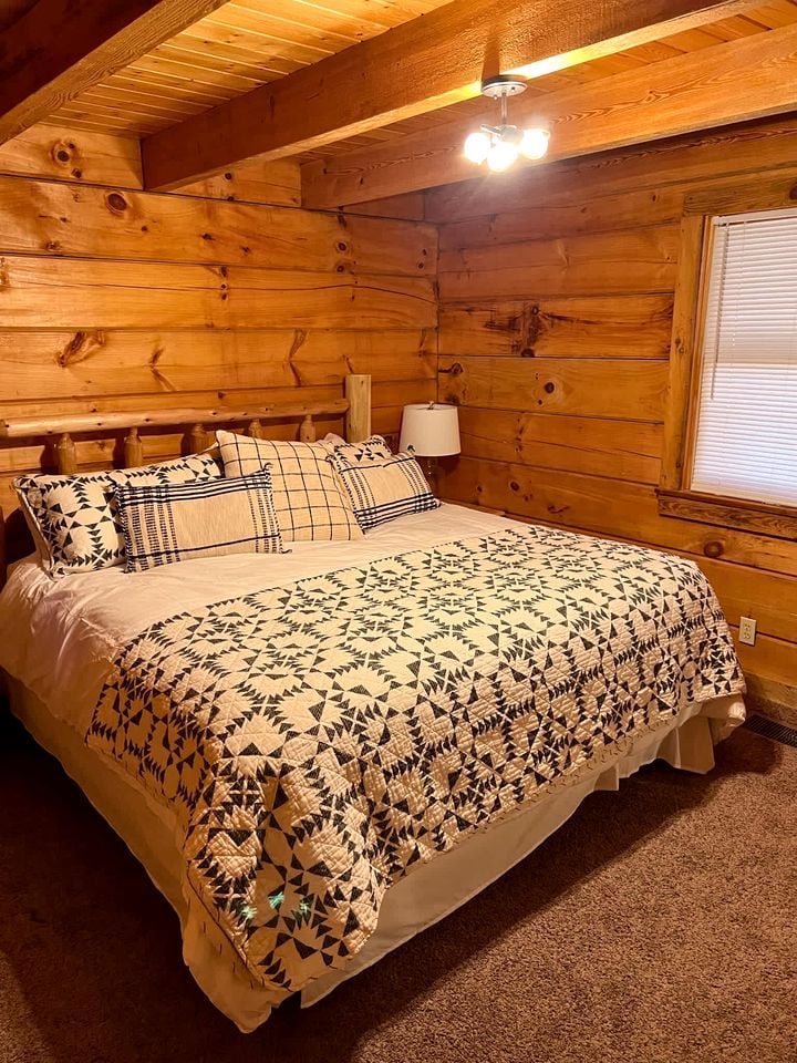 Secluded and Luxurious Log Cabin with Private Hot Tub in the Great Smoky Mountains, Perfect for a Family Getaway to Gatlinburg