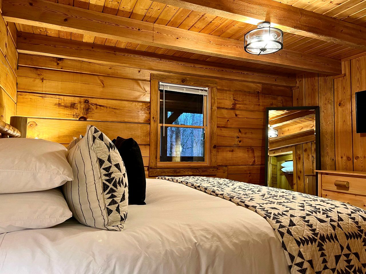 Secluded and Luxurious Log Cabin with Private Hot Tub in the Great Smoky Mountains, Perfect for a Family Getaway to Gatlinburg
