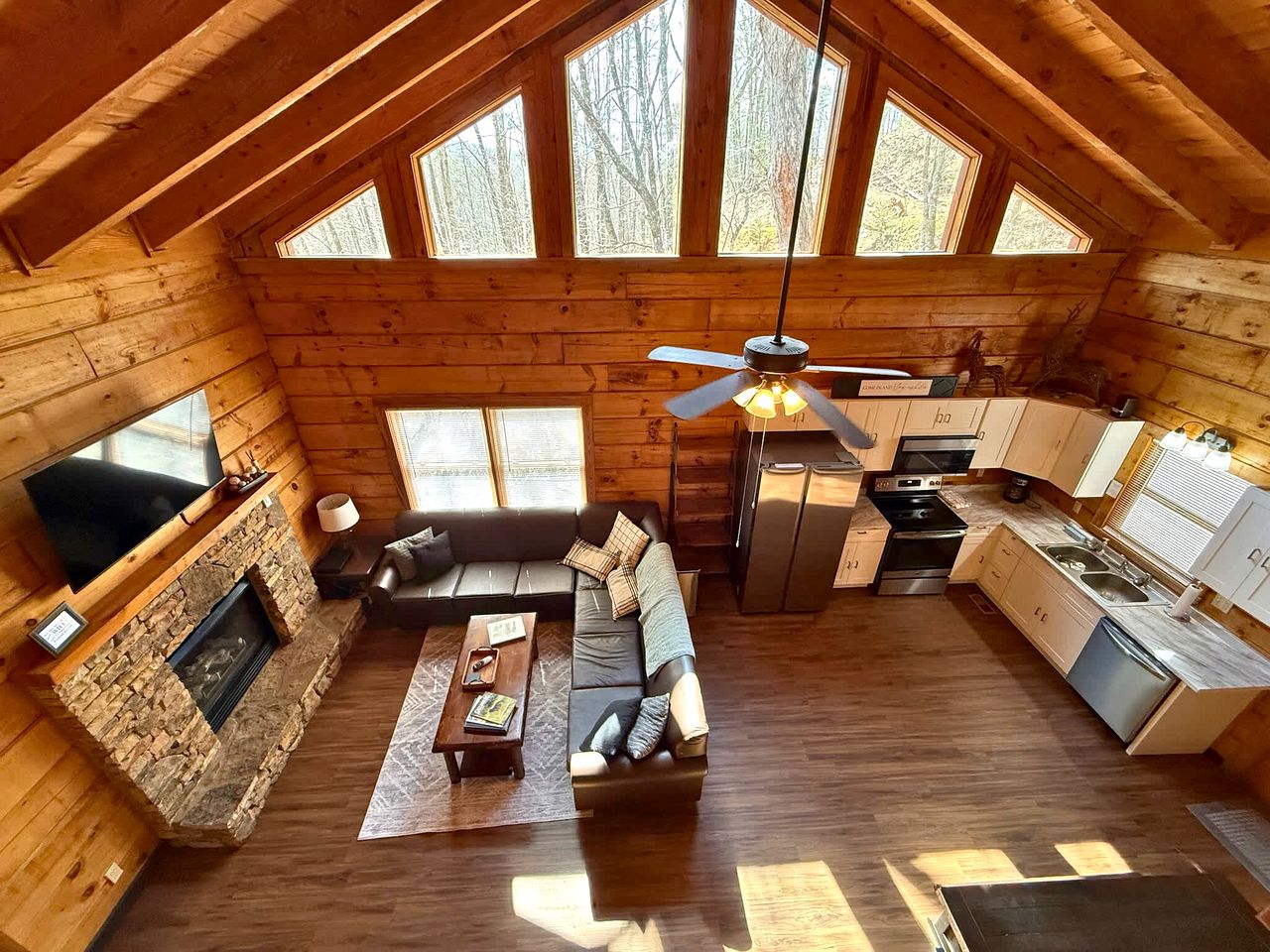 Secluded and Luxurious Log Cabin with Private Hot Tub in the Great Smoky Mountains, Perfect for a Family Getaway to Gatlinburg