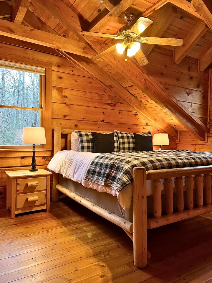 Secluded and Luxurious Log Cabin with Private Hot Tub in the Great Smoky Mountains, Perfect for a Family Getaway to Gatlinburg