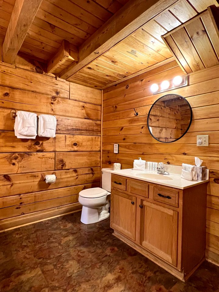 Secluded and Luxurious Log Cabin with Private Hot Tub in the Great Smoky Mountains, Perfect for a Family Getaway to Gatlinburg