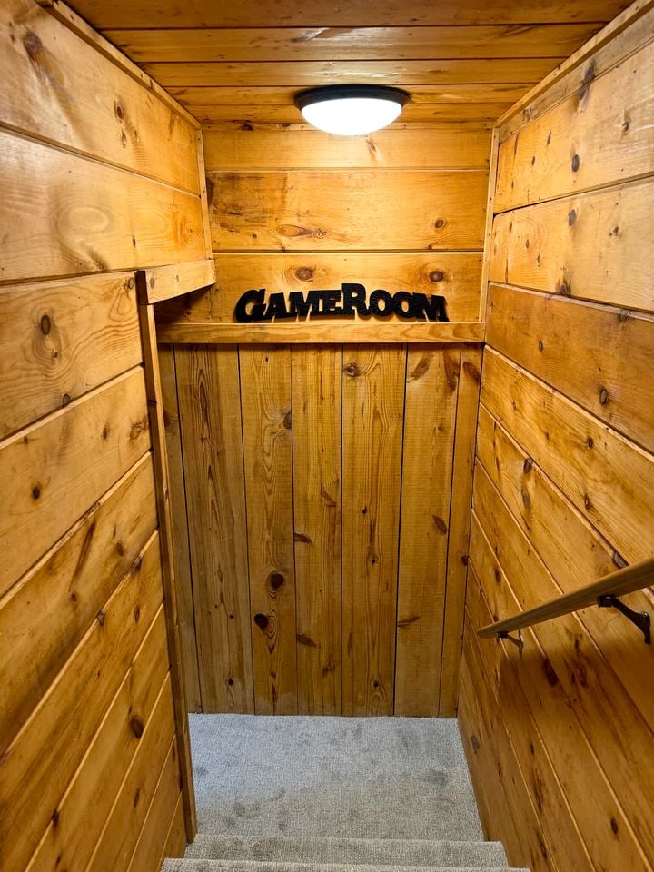 Secluded and Luxurious Log Cabin with Private Hot Tub in the Great Smoky Mountains, Perfect for a Family Getaway to Gatlinburg