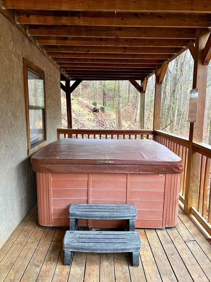 Secluded and Luxurious Log Cabin with Private Hot Tub in the Great Smoky Mountains, Perfect for a Family Getaway to Gatlinburg