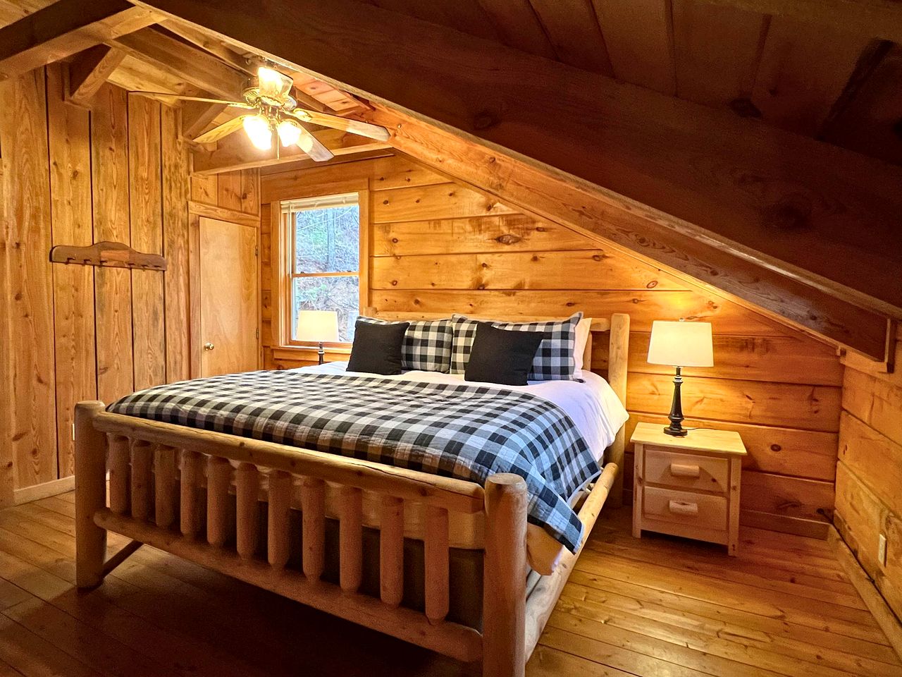 Secluded and Luxurious Log Cabin with Private Hot Tub in the Great Smoky Mountains, Perfect for a Family Getaway to Gatlinburg