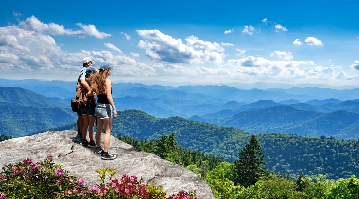 Secluded and Luxurious Log Cabin with Private Hot Tub in the Great Smoky Mountains, Perfect for a Family Getaway to Gatlinburg