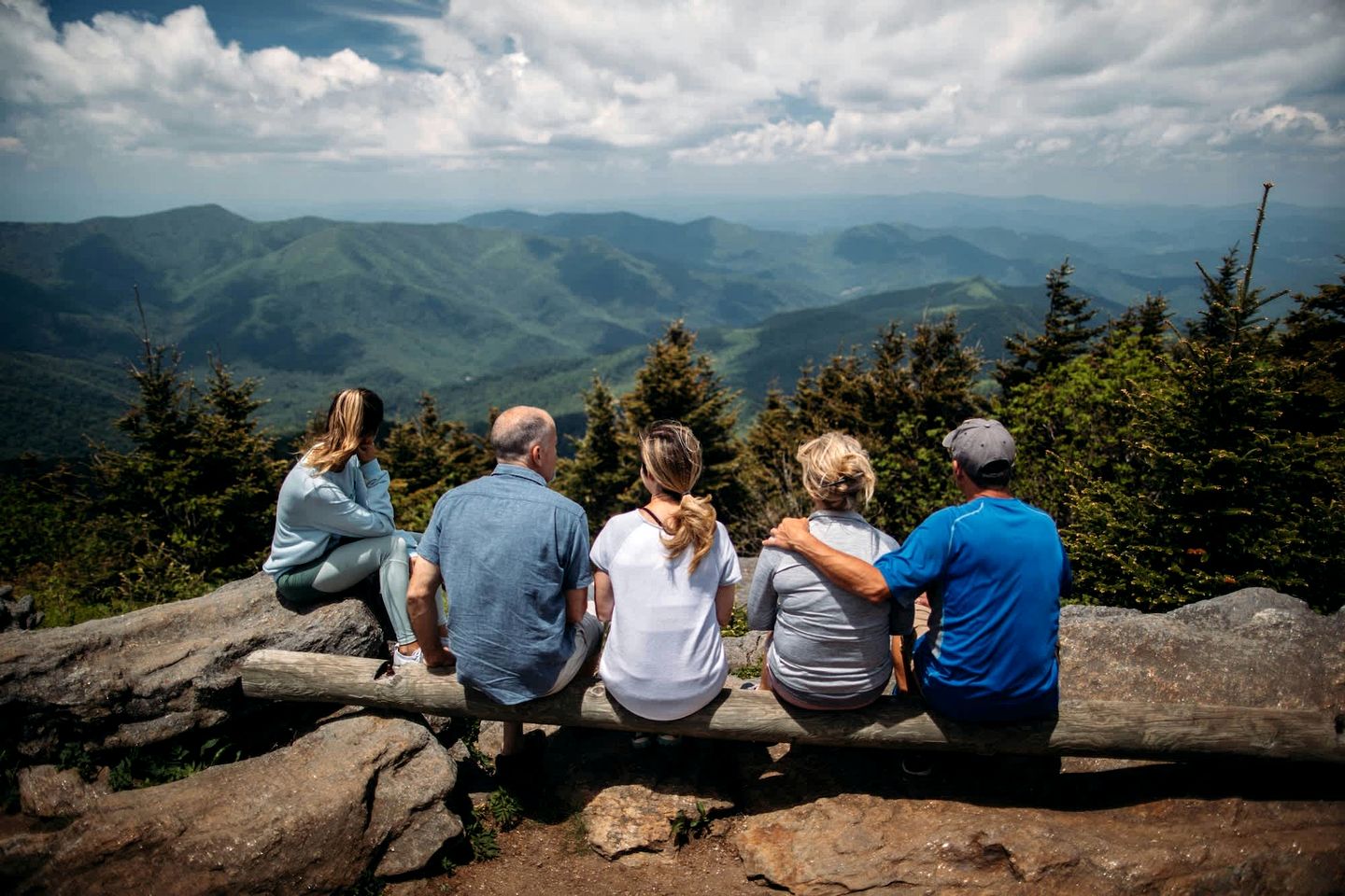 Secluded and Luxurious Log Cabin with Private Hot Tub in the Great Smoky Mountains, Perfect for a Family Getaway to Gatlinburg