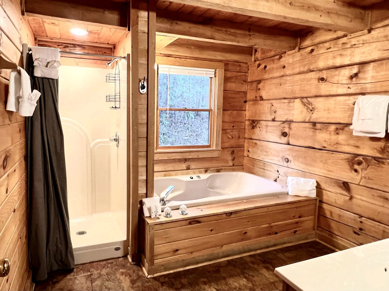Secluded and Luxurious Log Cabin with Private Hot Tub in the Great Smoky Mountains, Perfect for a Family Getaway to Gatlinburg