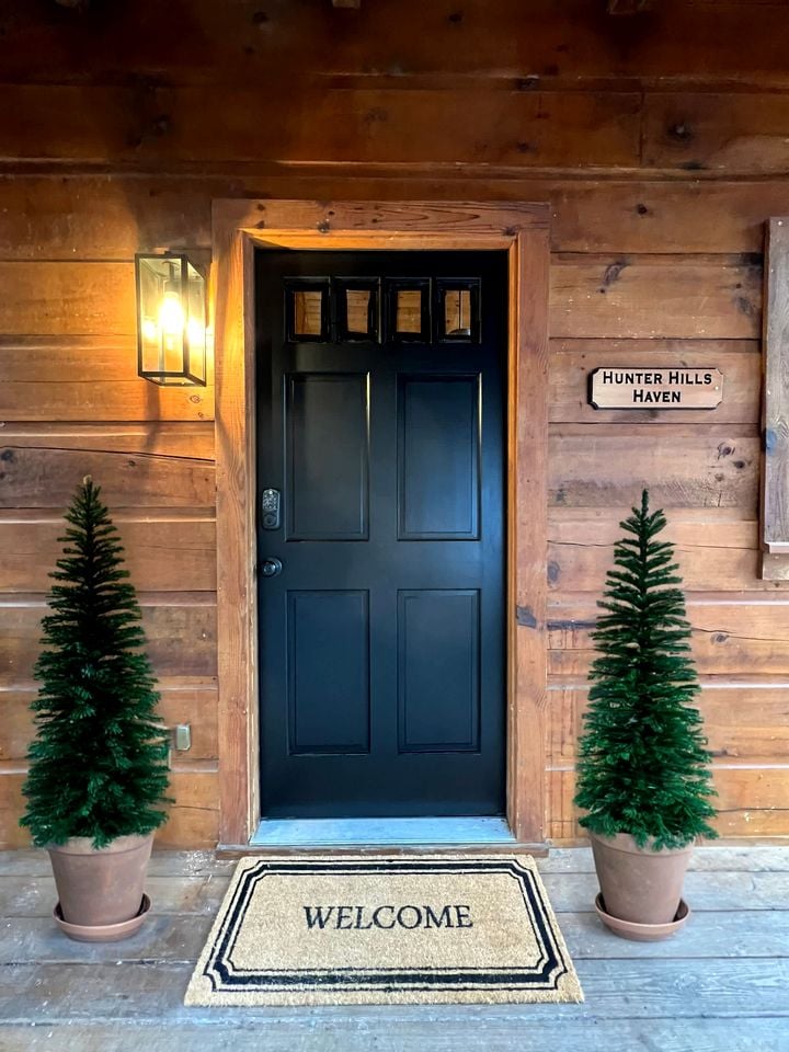 Secluded and Luxurious Log Cabin with Private Hot Tub in the Great Smoky Mountains, Perfect for a Family Getaway to Gatlinburg