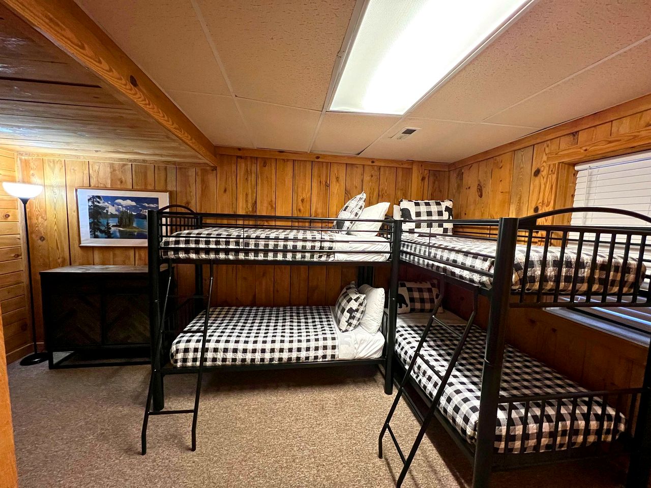 Secluded and Luxurious Log Cabin with Private Hot Tub in the Great Smoky Mountains, Perfect for a Family Getaway to Gatlinburg