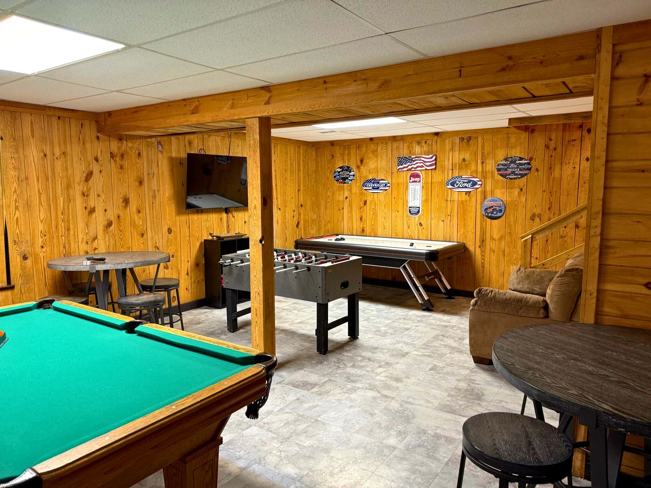 Secluded and Luxurious Log Cabin with Private Hot Tub in the Great Smoky Mountains, Perfect for a Family Getaway to Gatlinburg